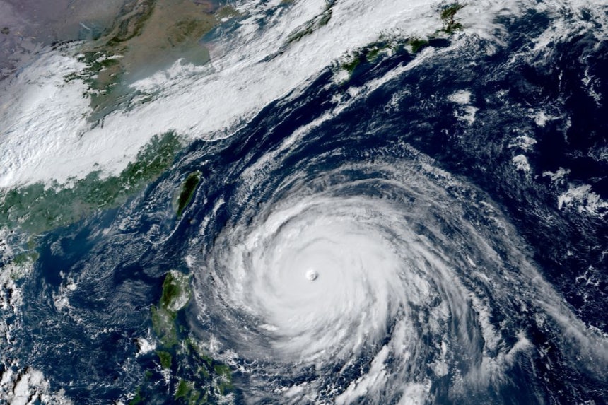 気象衛星ひまわりから見た台風30号。台風の目がはっきりと見えるほど強い勢力に発達した。［CIRA／NOAA］