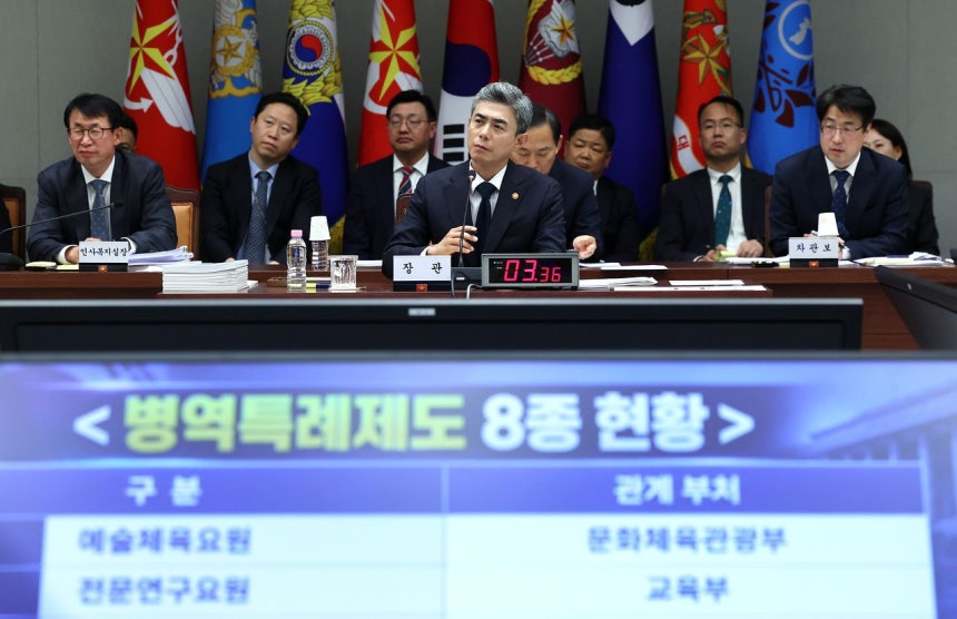 韓国の姜信哲（カン・シンチョル）国防部長官が7日、ソウル竜山区（ヨンサング）の国防部で開かれた国会国防委員会の国政監査で議員の質問を聞いている。［写真 国会写真記者団］