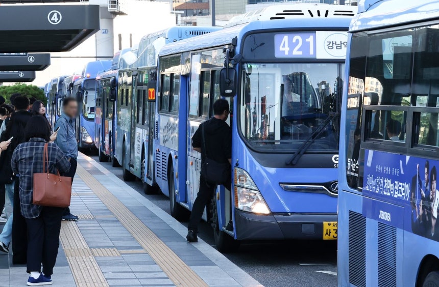 記事の理解を助けるための写真。ソウル駅バス乗り換えセンターでバスが行き来している。ニュース1