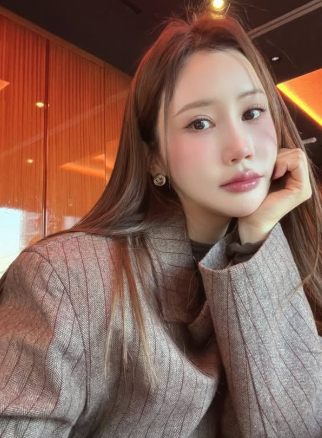 カメラを見つめる女優イ・ダヘ。［SNS キャプチャー］