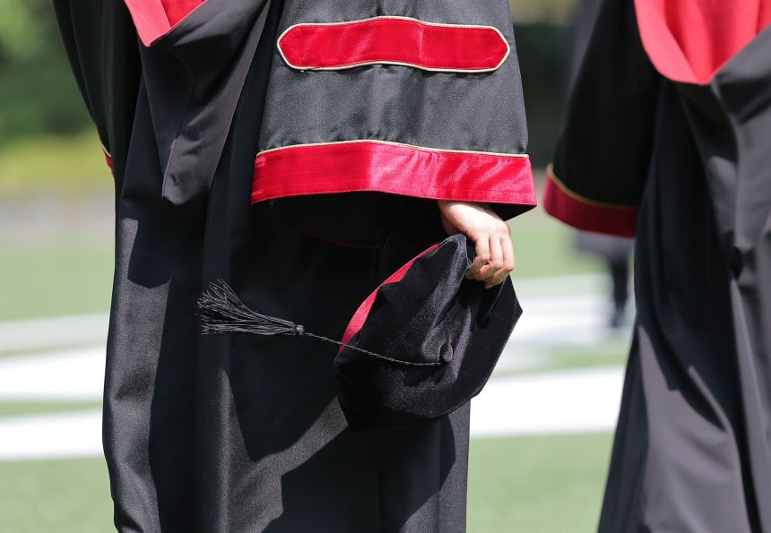 ソウルの大学で卒業を迎えた学生たちが学士帽を持って歩いている。［写真 聯合ニュース］