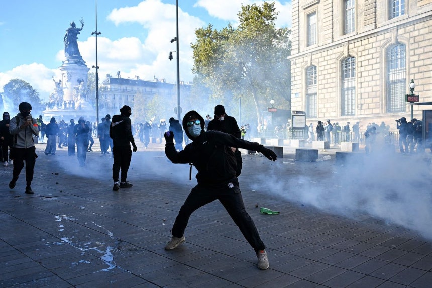 17日（現地時間）、フランス・パリで生活費の上昇に抗議するデモの最中、参加者の1人が物を投げている。フランスは慢性的な財政赤字と膨らむ国家債務を背景に、政治・社会的混乱に陥っている。［AFP＝聯合ニュース］