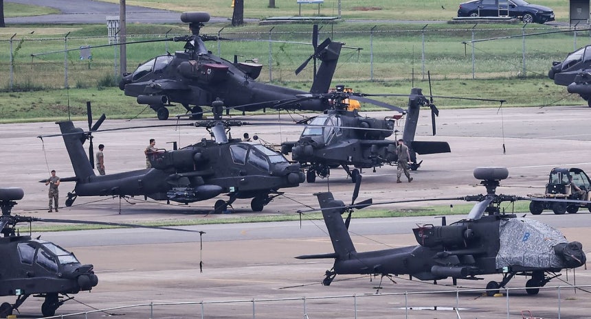 8月17日、韓米合同軍事演習「乙支フリーダムシールド（UFS）」の初日に京畿道平沢市のキャンプ・ハンフリーズで、在韓米軍の兵士がアパッチヘリコプターを点検している。 キム・ジョンホ記者
