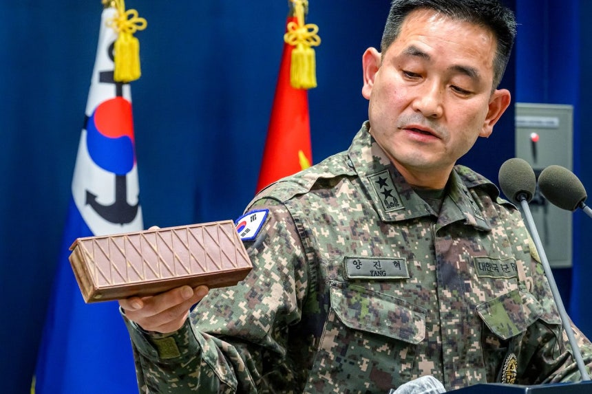 非武装地帯（DMZ）で起きた地雷爆発事故は、北朝鮮軍が軍事境界線の南側に設置した樹脂製対人地雷によるものと判明した。5日に行われた合同現場調査タスクフォース（TF）の最終調査結果発表で、韓国のヤン・ジンヒョク合同参謀本部作戦部長が以前に回収した北朝鮮の樹脂製対人地雷を見せている。キム・ギョンロク記者