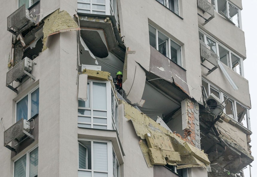 21日（現地時間）、ウクライナのキーウで救助隊員らがロシアのドローン攻撃を受けた高層住宅で救助活動を行っている。ウクライナ国家非常事態庁によると、この攻撃で少なくとも2人が死亡した。［EPA＝聯合ニュース］