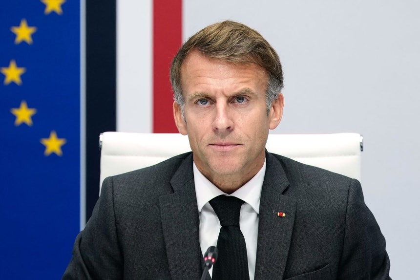 フランスのエマニュエル・マクロン大統領が22日（現地時間）、パリのエリゼ宮で開かれた安全保障会議に出席している。［AP＝聯合ニュース］