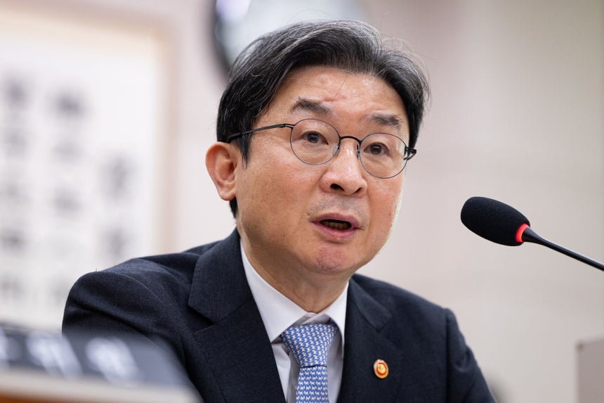 韓国の李億遠（イ・オクウォン）金融委員長が先月28日、ソウル汝矣島（ヨイド）の国会で開かれた第439回国会（定期会）法制司法委員会第8回全体会議に出席し、議員の質問に答えている。ニュース1