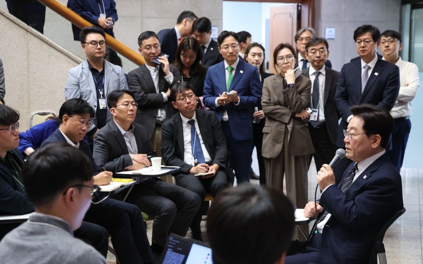 李在明（イ・ジェミョン）大統領が19日、青瓦台（チョンワデ、大統領府）で記者団と懇談会をしている。［青瓦台通信写真記者団、ニュース1］
