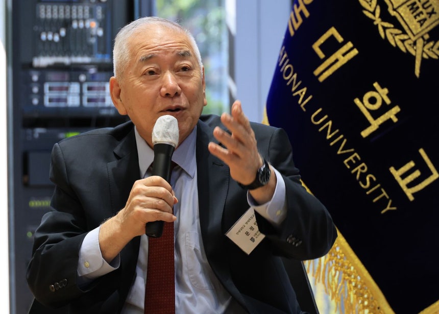 文正仁（ムン・ジョンイン）延世大名誉教授が21日、ソウル大国家未来戦略院の主催で開かれたラウンドテーブル「新朝米対話の岐路に立った韓半島」で発言している。 ［聯合ニュース］