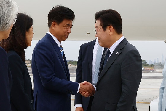 昨年9月22日（現地時間）、国連総会出席のため米国を訪問した李在明（イ・ジェミョン）大統領がニューヨークのJFK空港に到着し、車智勲（チャ・ジフン）国連代表部大使とあいさつしている。 大統領室写真記者団