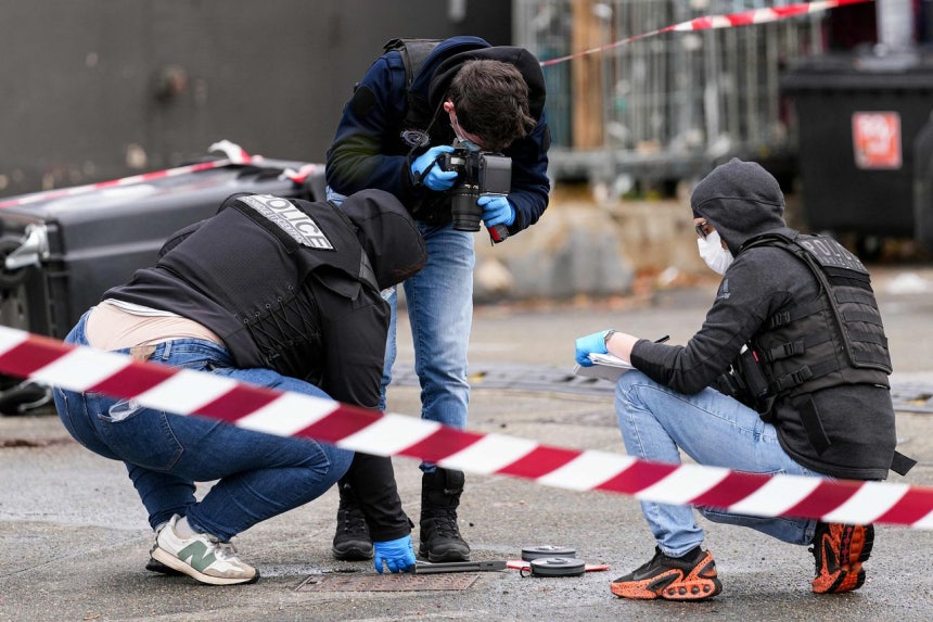 23日（現地時間）、仏パリ郊外のトラップにあるガソリンスタンドで、警察官らが銃撃事件の現場を調べている。この日、車に乗った男が銃撃し、1人が死亡、4人が負傷した。［AFP＝聯合ニュース］
