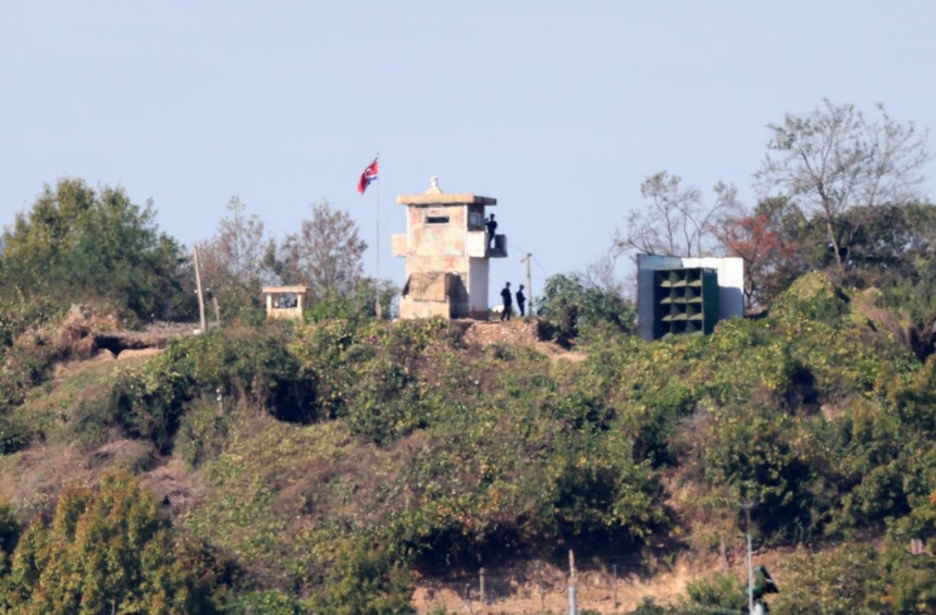 23日、京畿道坡州（パジュ）の南北境界地域から見た北朝鮮軍の哨所の横に対南拡声器が見える。［聯合ニュース］