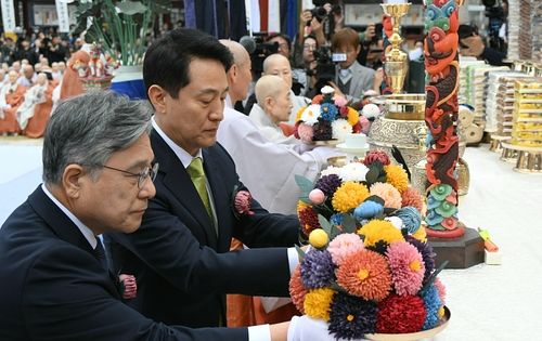 津寛寺の国行水陸斉に参加し献花する呉世勲ソウル市長。［写真 ソウル市］