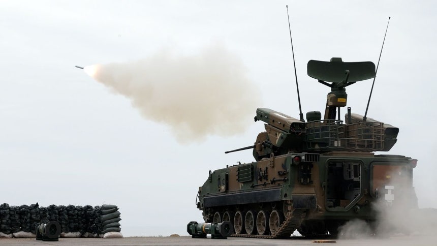 韓国陸軍は19日から実施した防空誘導武器対空射撃訓練でK30複合自主対空砲が地対空ミサイル「神弓」を発射する場面を23日に公開した。［写真 韓国陸軍］