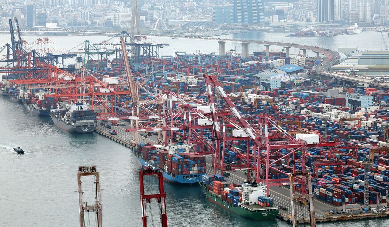 1日、釜山港戡蛮埠頭、新戡蛮埠頭に輸出入貨物が積み上げられている。［写真 聯合ニュース］