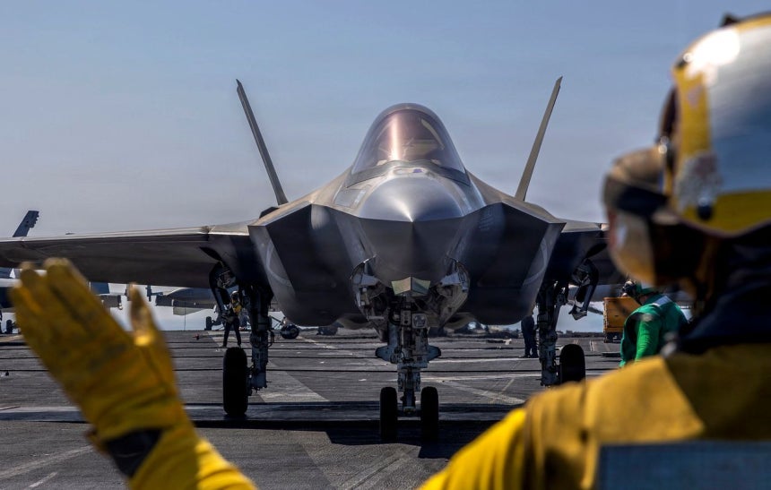 米空母エイブラハム・リンカーンの甲板上を移動するF35戦闘機。［AFP＝聯合ニュース］