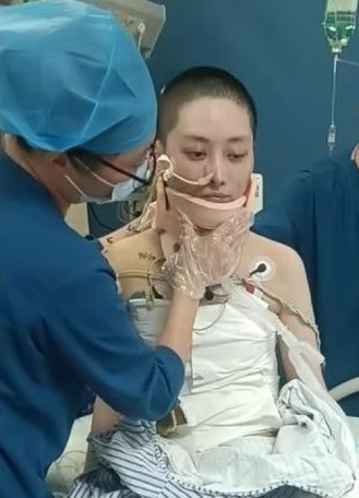 転落事故にあって治療を受けているワナナンさん（写真：SNS）