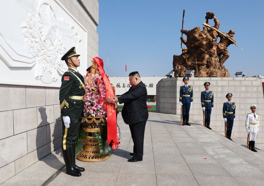 24日、北朝鮮の金正恩国務委員長が中国遼寧省丹東市の抗米援朝記念館（中国軍の韓国戦争介入を記念する施設）の広場で記念塔に献花している。［新華＝聯合ニュース］