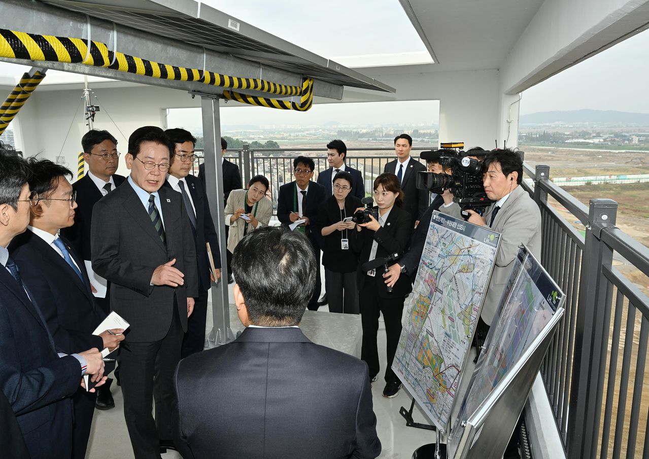 李在明大統領が20日、仁川市桂陽の公共住宅地区を訪れ3期新都市を視察している。［写真 聯合ニュース］