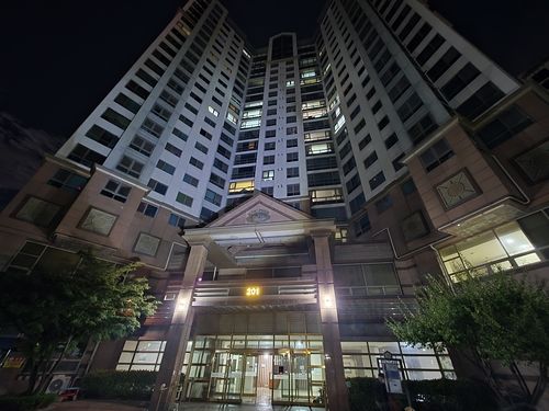 25日、仁川（インチョン）消防本部によると、同日午前2時40分ごろ、仁川市桂陽区鵲田洞（ケヤング・チャクチョンドン）のマンション11階で火災が発生した。［写真 仁川消防本部提供］