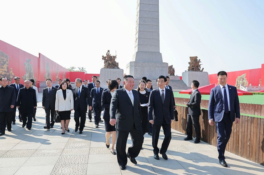北朝鮮の労働党機関紙の労働新聞は25日、金正恩国務委員長が前日「中国人民志願軍朝鮮戦線参戦76周年に合わせて中国の丹東を訪問し、抗米援朝記念館を訪れた」と報じた。中国側からは権力序列4位の王滬寧・中国人民政治協商会議（政協）全国委員会主席が丹東で金委員長を出迎えた。［平壌労働新聞＝ニュース1］
