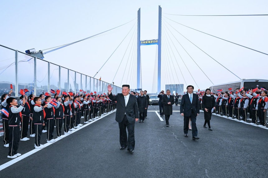 北朝鮮の金正恩（キム・ジョンウン）国務委員長は24日、中国丹東訪問を一日で終え、新鴨緑江大橋で中国の権力序列4位の王滬寧・全国人民政治協商会議主席（右から2人目）と王毅外相（右から3人目）の見送りを受けている。専用列車や専用機で訪中してきた金委員長はこの日、初めて車で新鴨緑江大橋を渡った。［新華＝聯合ニュース］