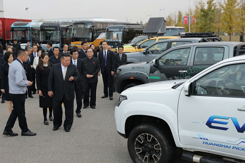 金正恩委員長が丹東のバス工場を訪れ、生産された車両を見ている。 ［労働新聞＝ニュース1］