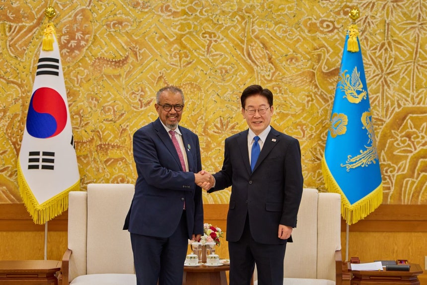 21日、青瓦台（チョンワデ、韓国大統領府）で世界保健機関（WHO）のテドロス・ゲブレイェスス事務局長と面会する李在明（イ・ジェミョン）大統領。［ニュース1］