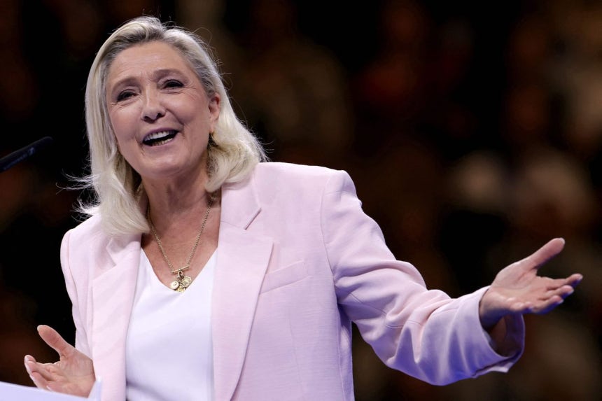 25日（現地時間）、仏オルレアンで支持者の前で演説する大統領選の有力候補マリーヌ・ルペン氏［AFP＝聯合ニュース］