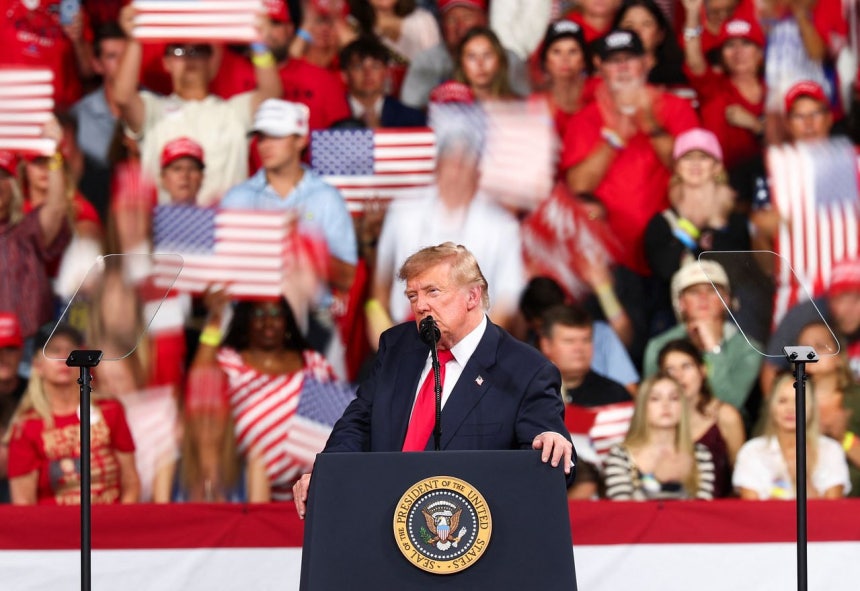 トランプ米大統領が24日（現地時間）、ジョージア州で開かれた共和党の中間選挙支援集会で演説している。［ロイター＝聯合ニュース］