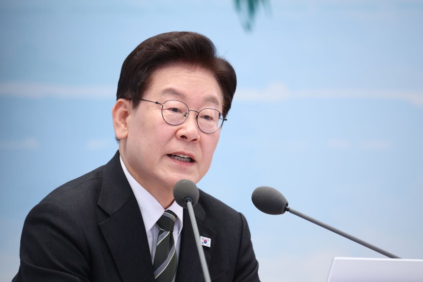 李在明大統領が26日に青瓦台で開かれた農漁民との対話行事で発言している。［写真 聯合ニュース］