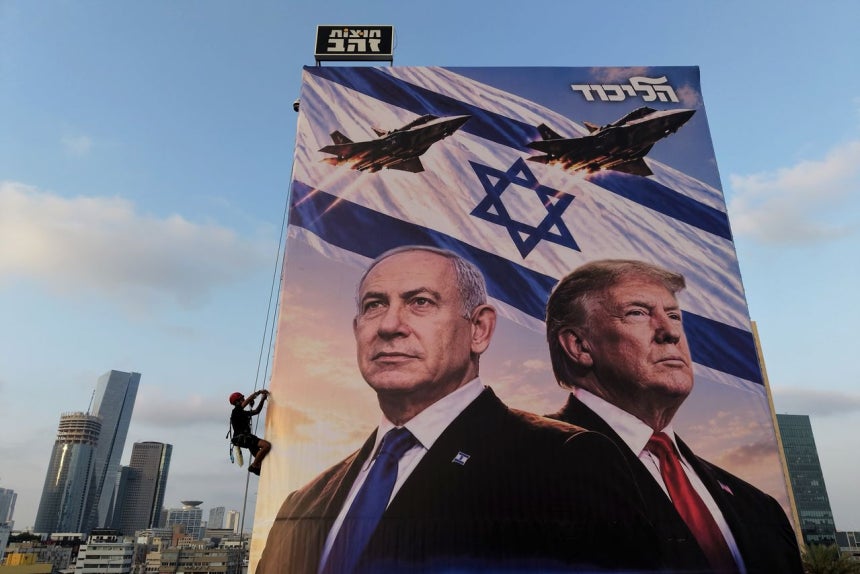 イスラエルのテルアビブにイスラエルのネタニヤフ首相（左）とトランプ米大統領が登場するリクード党選挙広告看板掲示されている。［写真 EPA＝聯合ニュース］
