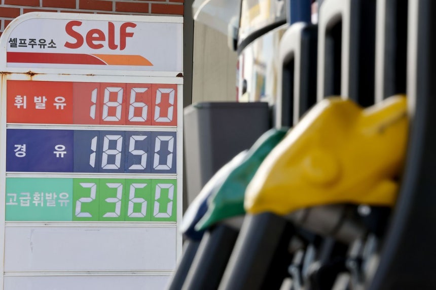 25日、ソウル都心のガソリンスタンドに原油価格情報が表示されている。［写真 ニュース1］