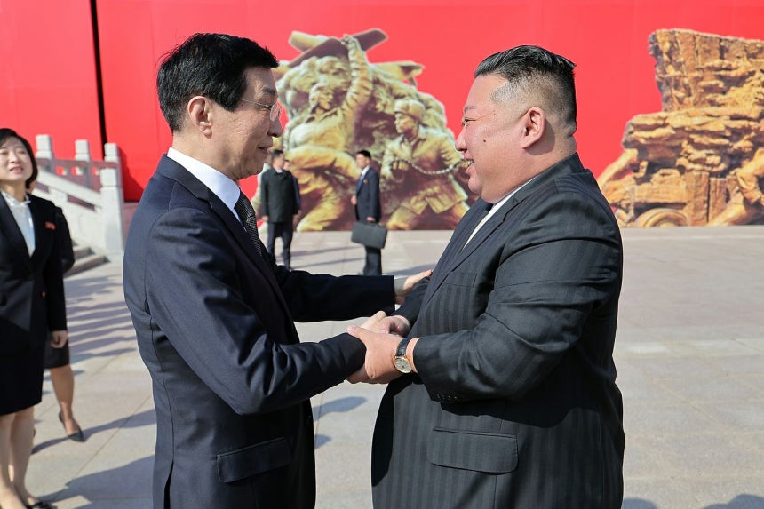 北朝鮮の金正恩国務委員長と中国人民政治協商会議全国委員会の王滬寧主席。［写真 労働新聞＝ニュース1］