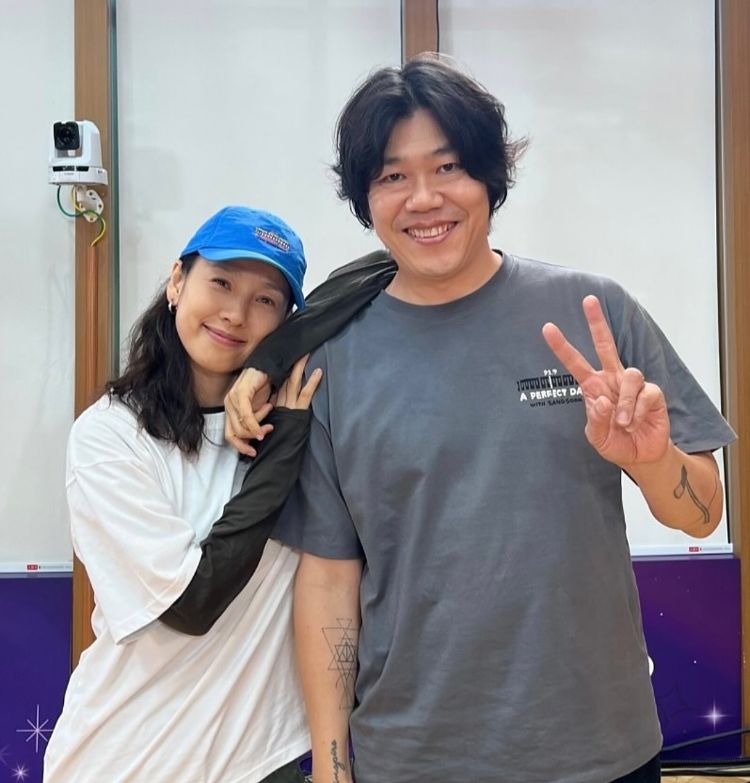 歌手イ・ヒョリとイ・サンスン夫婦。SNSキャプチャー