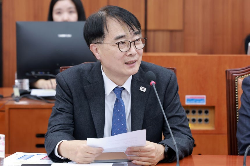 3月24日、韓国国会で開かれた教育委員会の全体会議で、同委員会の委員に就任した共に民主党の金俊煥（キム・ジュンファン）議員があいさつしている。［聯合ニュース］