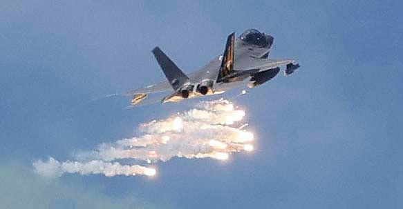 KF21戦闘機が1日の国軍の日行事で高難度機動をしている。［写真 青瓦台写真記者団］