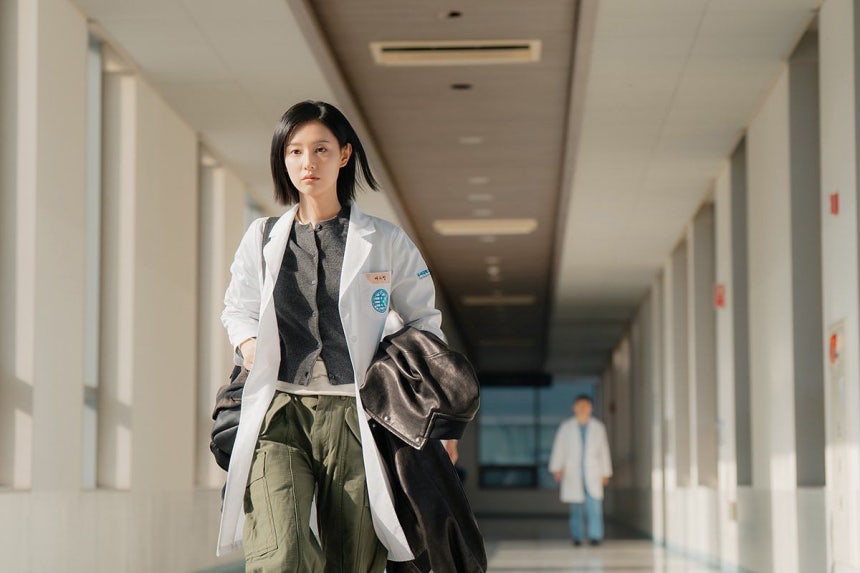 SBSドラマ『ドクターX ～白衣のマフィア～』で主人公ケ・スジョン役を演じるキム・ジウォン。［写真 SBS］