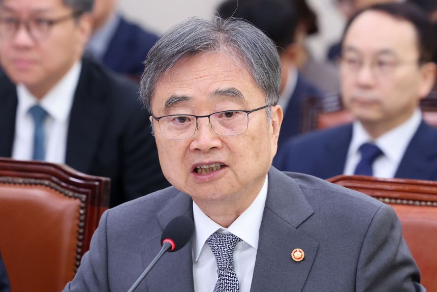 韓国外交部の趙顕長官が27日に開かれた外交部などに対する国政監査総合監査で議員の質疑に答えている。［写真 ニュース1］