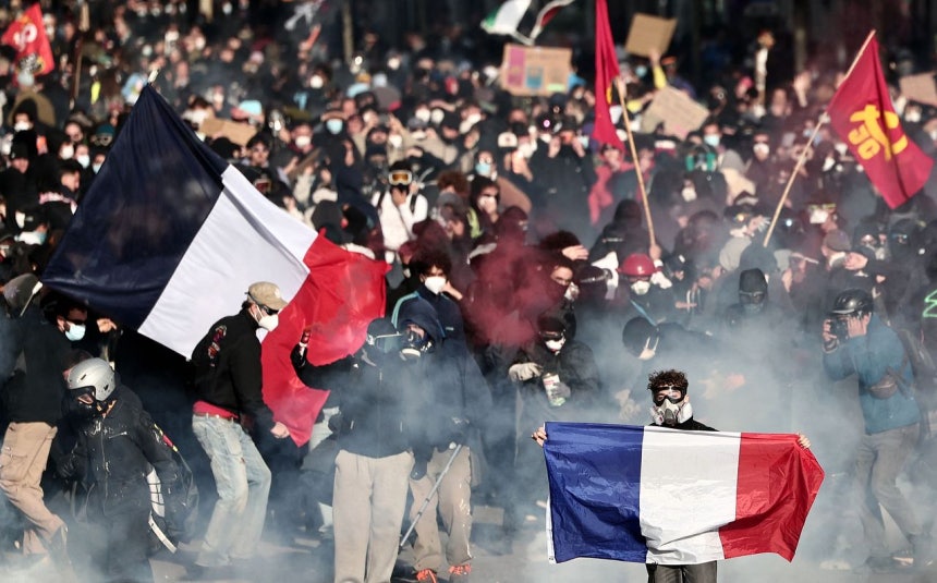 24日（現地時間）、フランス・マルセイユで、公共部門への投資不足や物価高に抗議する学生や労働組合によるデモが行われた。［AFP＝聯合ニュース］