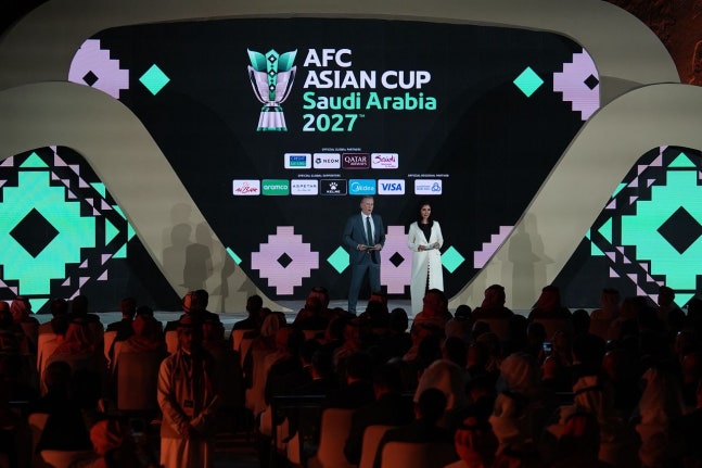 5月に行われたアジアカップの組み合わせ抽選会。不安定な情勢にもかかわらずAFCは大会を予定どおり開催しようとしている。［AP＝聯合ニュース］