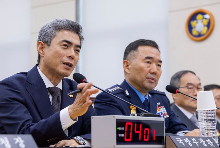 姜信哲（カン・シンチョル）国防部長官が26日、国会国防委員会で開かれた国防部や合同参謀本部など所管機関に対する総合国政監査に出席し、民間人統制線を越えてGOP（一般前哨）の鉄柵まで接近した30代女性の事件に関連し、成一鍾（ソン・イルジョン）国民の力議員の質問に答えている。［聯合ニュース］