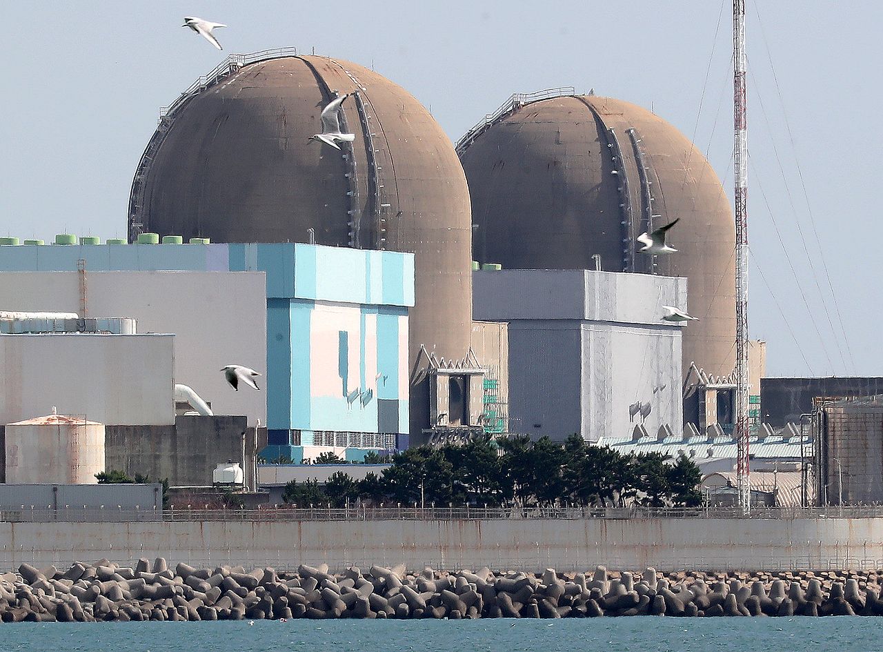 古里3・4号機はそれぞれ1985年9月と1986年4月に商業運転を始め、40年の設計寿命満了で2024年9月28日と2025年8月6日にそれぞれ稼動が停止した。写真は古里3号機（左）と4号機。［写真 ニュース1］