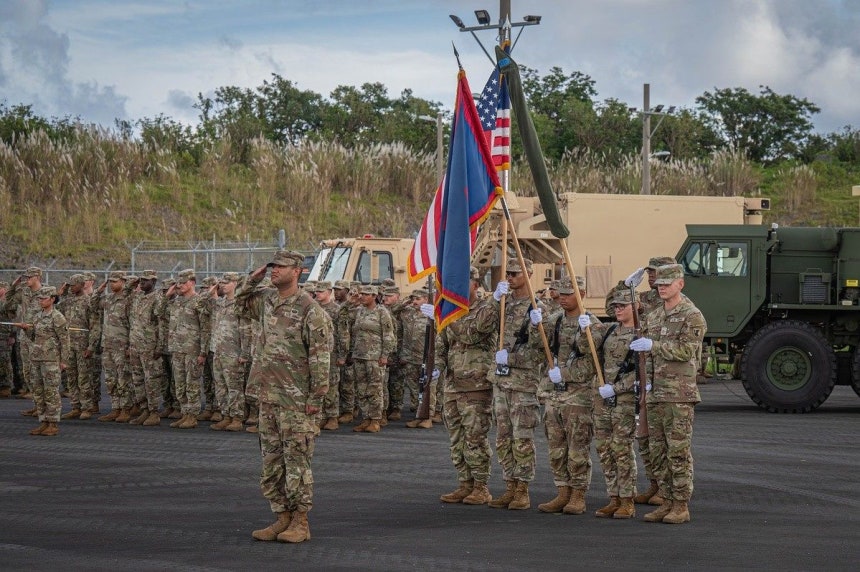 米陸軍第94陸軍防空ミサイル防衛司令部隷下の第38防空砲兵旅団、第43防空砲兵連隊第3大隊の将兵らが16日、グアムのアンダーセン空軍基地で開かれた大隊創設式に出席している。米陸軍は今回の創設について、戦略的拠点のグアムの防衛任務を多様な能力を備えた防空システムに転換する意味があると説明した。 ［写真 米陸軍］