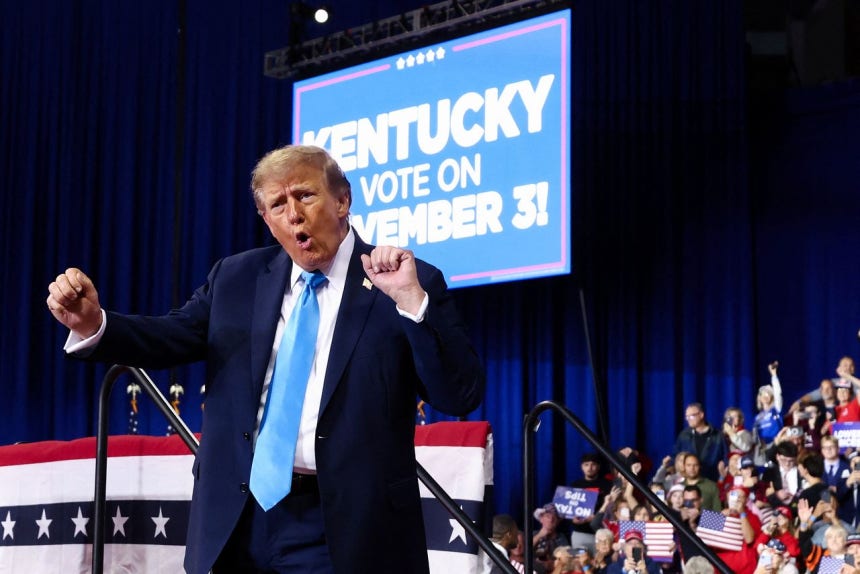 トランプ米大統領が17日にケンタッキー州で進めた中間選挙応援遊説中に特有のダンスの動作を見せた。［写真 ロイター＝聯合ニュース］