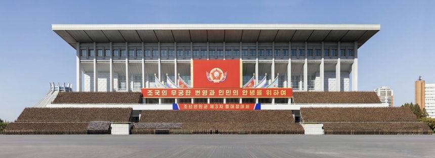労働新聞は28日、金正恩国務委員長が前日、朝鮮人民軍第3回中隊長大会の参加者らと意義深い記念写真を撮影したと報じた。 ［労働新聞、ニュース1］