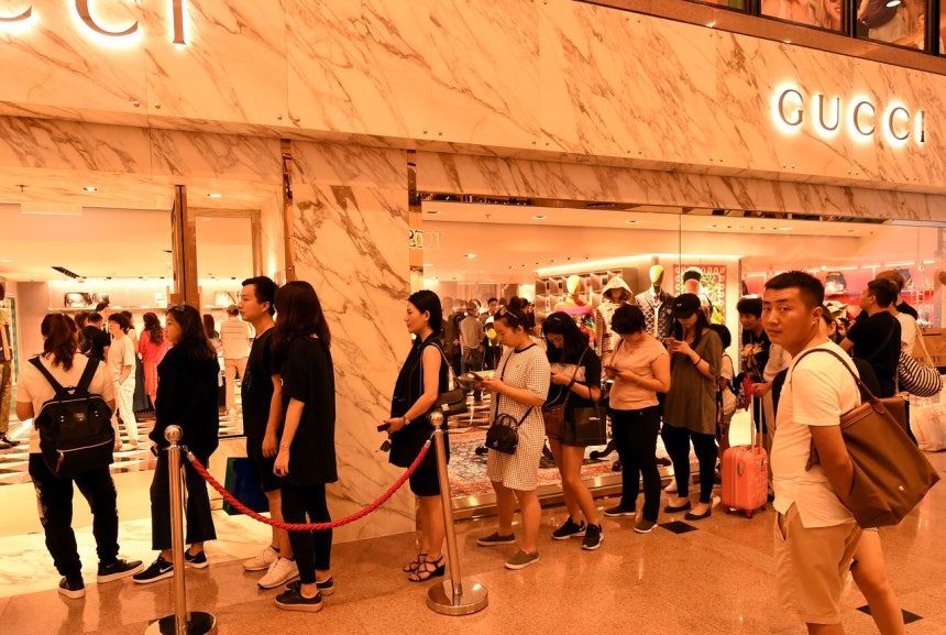 2018年、高級ブランド店の前に並び、順番を待つ中国人たち。［百度（バイドゥ）キャプチャー］