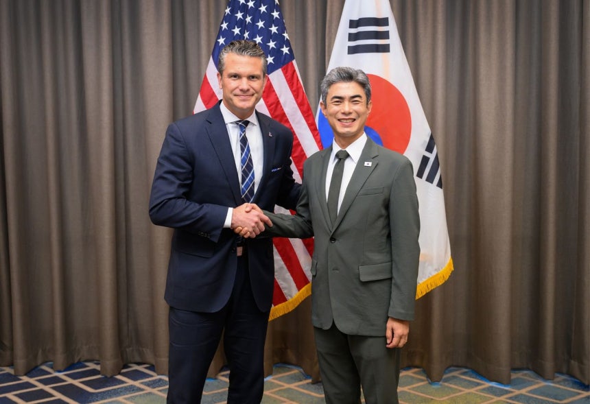 28日、ASEAN（東南アジア諸国連合）拡大国防相会議で韓国の姜信哲（カン・シンチョル）国防部長官（右）が米国のピート・ヘグセス戦争長官と会い、記念撮影をしている。［写真 韓国国防部］