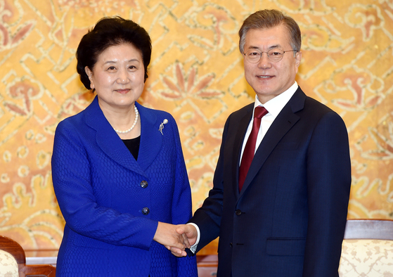 文在寅（ムン・ジェイン）大統領（右）が2018年、青瓦台（チョンワデ、大統領府）を訪問した中国の劉延東副首相（当時）と握手している。 ［青瓦台写真記者団］
