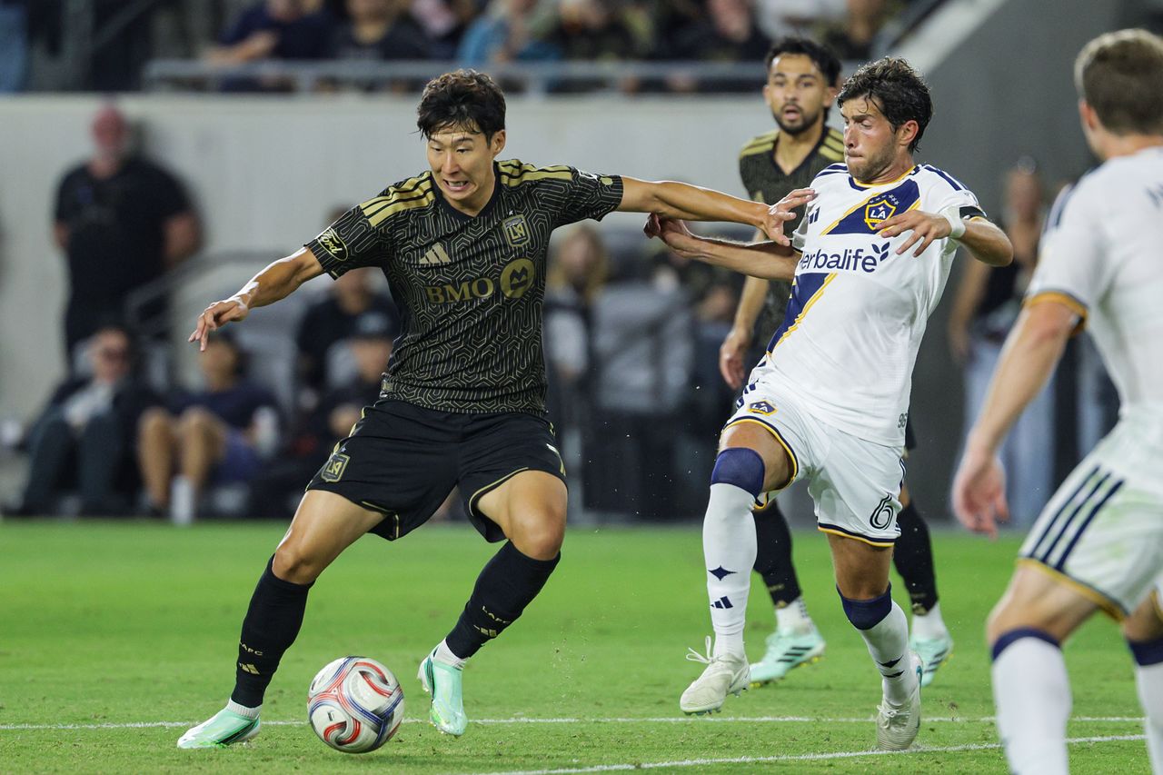 25日（現地時間）、ロサンゼルスFCとLAギャラクシーの試合の後半、LAFCの孫興慜が攻撃を仕掛けている。［EPA＝聯合ニュース］